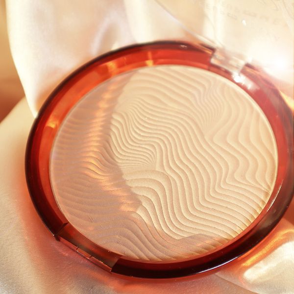 Sunlit Bliss Face & Body Highlighter från Makeup Mekka – bild 4