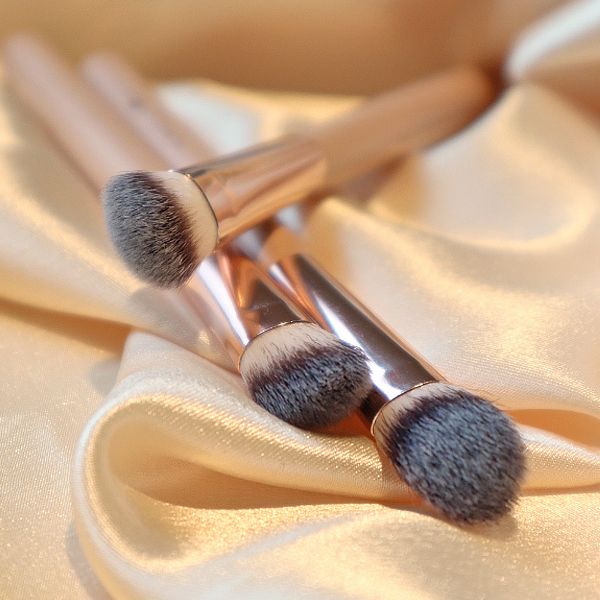 330 Brightening Concealer Brush från Makeup Mekka – bild 4