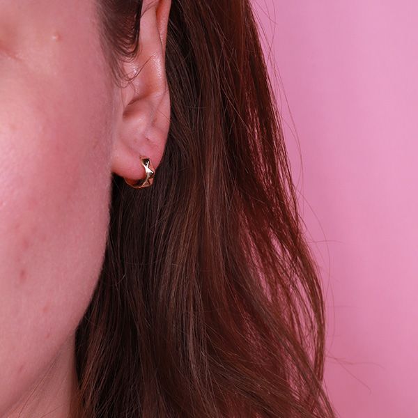 Geometric Huggie Hoops från Makeup Mekka – bild 3