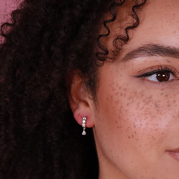 Shine Bright Huggie Earrings från Makeup Mekka – bild 3