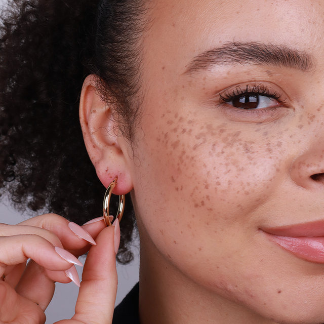 Essential Huggie Hoops från Makeup Mekka – bild 2