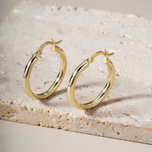 Essential Huggie Hoops från Makeup Mekka – bild 3