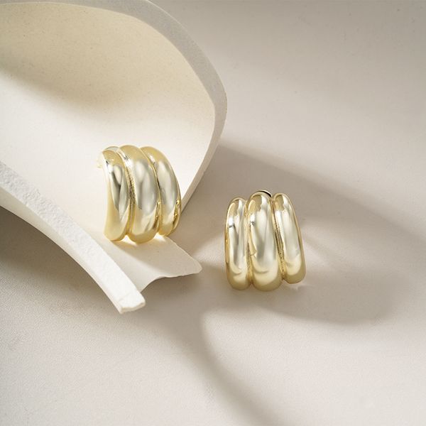 Bold Curve Earrings från Makeup Mekka – bild 3