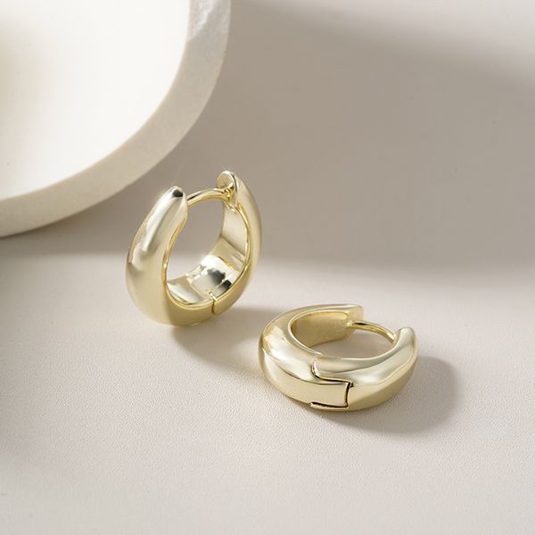 Luxe Chunky Huggie Hoops från Makeup Mekka – bild 2